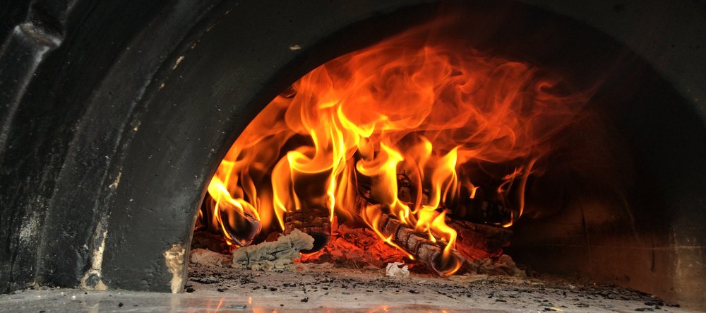 Opstoken van de Amalfi Family oven voor de verhuur